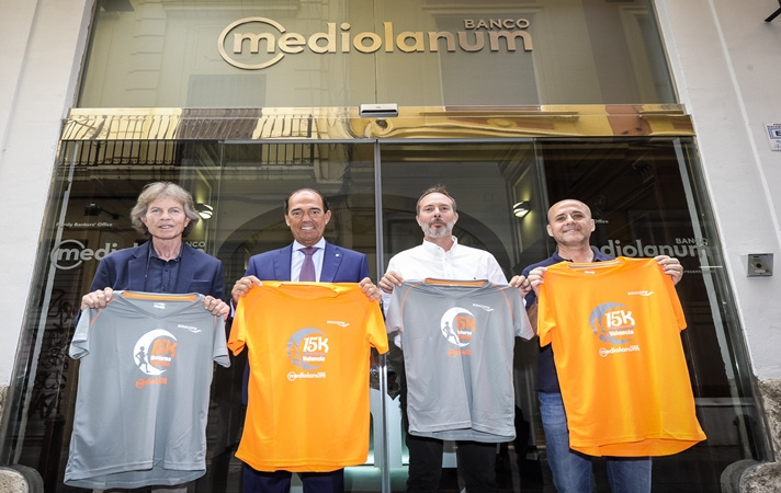 La 15K Nocturna Valencia presenta sus camisetas/La 15K Nocturna València presenta les seues camisetes