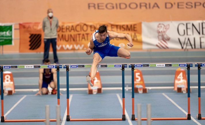 Va a caer el récord del 60 metros vallas/Caurà el rècord del 60 metres tanques