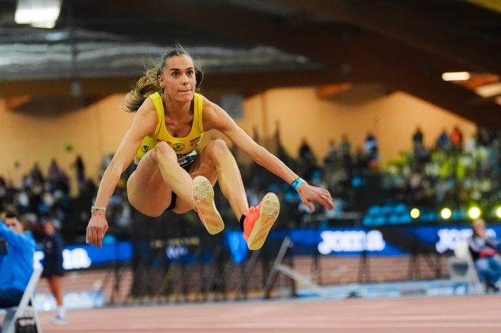 María González se sube al podio de triple y mejora su marca personal (13,21)/María González es puja al podi de triple i millora la seua marca personal (13,21)