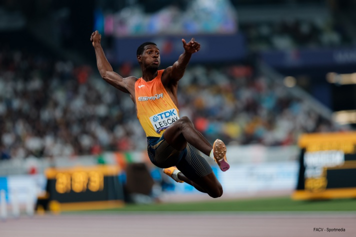 Lester Lescay logra un puesto de finalista en longitud/Lester Lescay aconseguix un lloc de finalista en llargaria